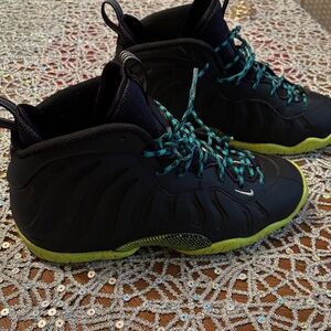 Nike green and black foamposites. Excellent condition. Youth size 6 1/2.